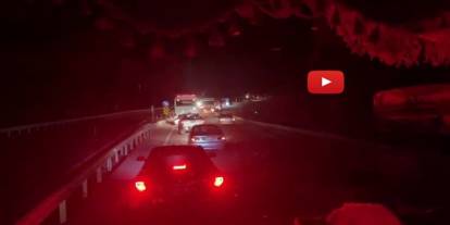 Tır devrildi, yol 3 saat ulaşıma kapandı