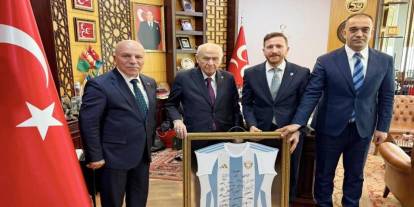 MHP lideri Bahçeli'ye Erzurumspor forması takdim edildi
