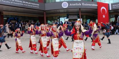 Oltu'da üniversitelilerin mezuniyet coşkusu