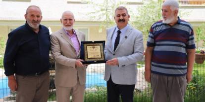 "Örnek Site" plaketini Başkan Sunar verdi