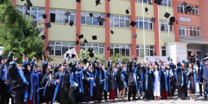Oltu’da üniversitelilerin mezuniyet coşkusu