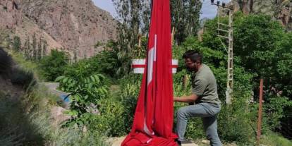 Düşen bayrağı onarıp yeniden göndere çektiler