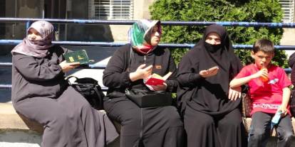 Öğrenciler sınavda, velileri dışarıda ter döktü