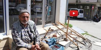 Kaldırımda satışa çıkardığı tarım aletlerini hayırsever iş insanı satın aldı