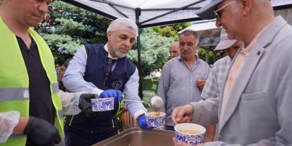 Yakutiye Belediyesi Cuma Namazı çıkışı aşure dağıttı