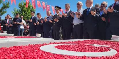 Erzurum protokolü şehitlikleri ziyaret etti