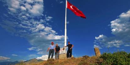 Şehit Öğretmen Neşe Alten'in adını bin 215 rakımlı tepede yaşattı: 16 metrelik Türk bayrağı dikti